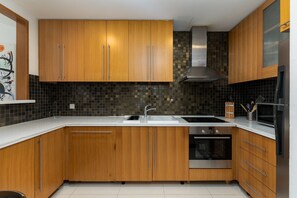 Apartment - 1BR Apt in Prime Location w Marina View Balcony (Dubai)