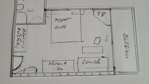 Grundriss mit beschrifteten Räumen, darunter ein Fernseher, ein Fernsehzimmer und ein Balkon.