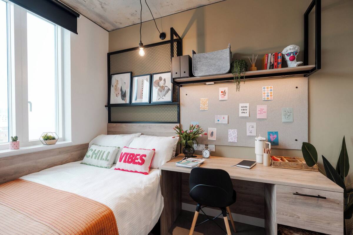 Single Room, Non Smoking | 1 bedroom, blackout drapes, iron/ironing board, free WiFi