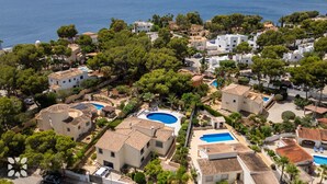 A coastal residential area with houses, a swimming pool, and a view of the sea. - Villa AVETA by Abahana Villas (Moraira)
