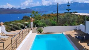 A rooftop pool with a view of a lake and mountains. - Villa Oasis in Nikiana - Sleep 6 - Pool - Hot Tub (Lefkada)