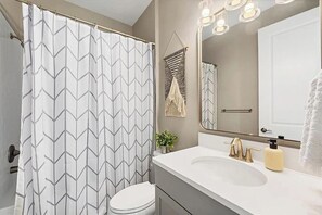 Regadera, toallas, papel de baño 
