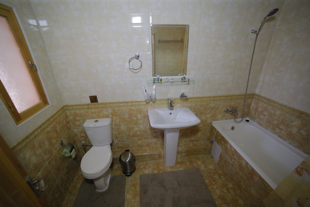 Un baño con inodoro, lavabo y bañera.