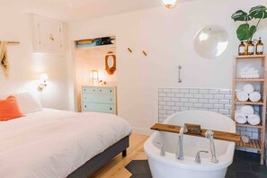 1 soverom, strykejern/-brett, reiseseng for barn og wi-fi