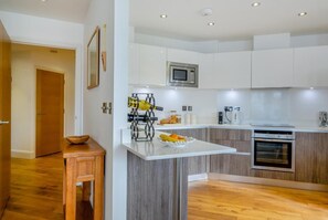 Kühlschrank, Mikrowelle, Ofen, Geschirrspüler