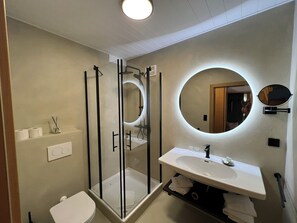 Habitación Confort con 1 cama doble o 2 individuales, balcón, vistas al jardín | Baño | Ducha, toallas, jabón y champú