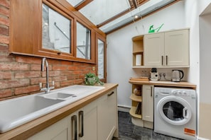 Microwave, oven, dishwasher, highchair - 2 Bed in Brixham (oc-p30779) (Brixham)