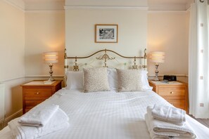 2 bedrooms, travel crib, free WiFi, bed sheets - 2 Bed in Brixham (oc-p30779) (Brixham)