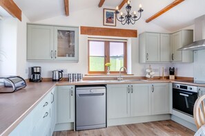 Ofen, Geschirrspüler, Hochstuhl, Kochgeschirr/Geschirr/Besteck