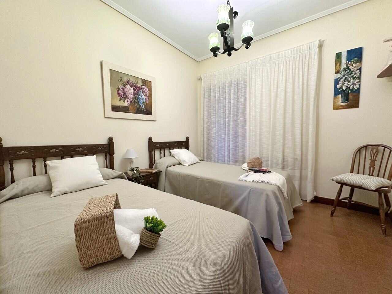 4 bedrooms, iron/ironing board, bed sheets