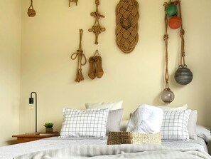 4 bedrooms, iron/ironing board, bed sheets