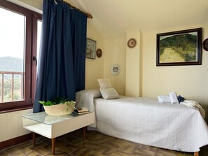 4 dormitoris, planxa i posts de planxar i roba de llit 