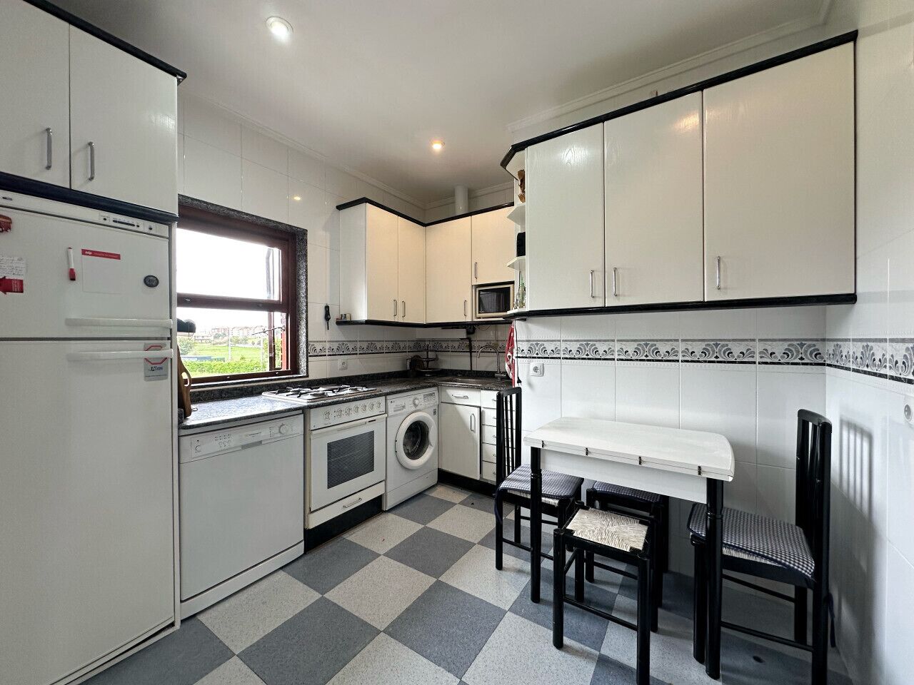 Réfrigérateur, micro-ondes, four, cafetière/bouilloire