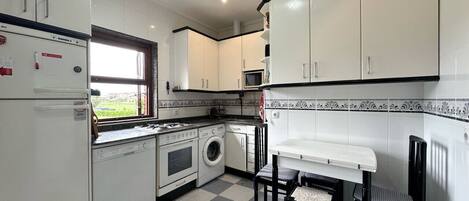 Réfrigérateur, micro-ondes, four, cafetiÚre/bouilloire