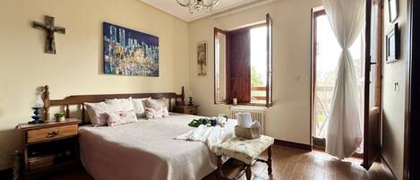 4 habitaciones, tabla de planchar con plancha y ropa de cama