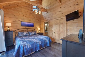 4 habitaciones, escritorio y tabla de planchar con plancha