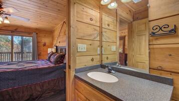 4 bedrooms, desk, iron/ironing board, free WiFi
