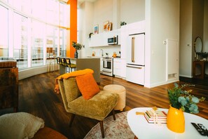 Smart TV, DVD player, books - *Penthouse* - Luxe Stay with Views - Free Parking (Halifax)