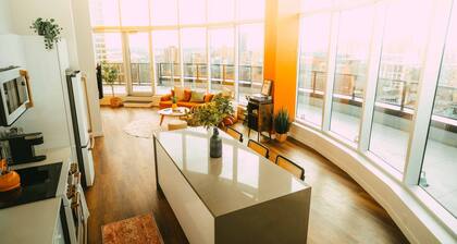 *Penthouse* - Luxe Stay with Views - Free Parking