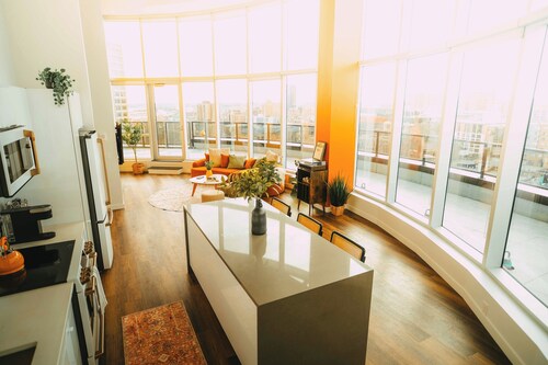*Penthouse* - Luxe Stay with Views - Free Parking