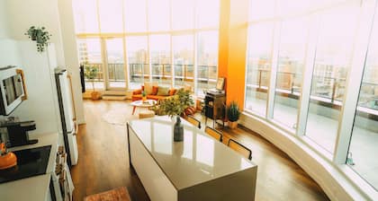 *Penthouse* - Luxe Stay with Views - Free Parking