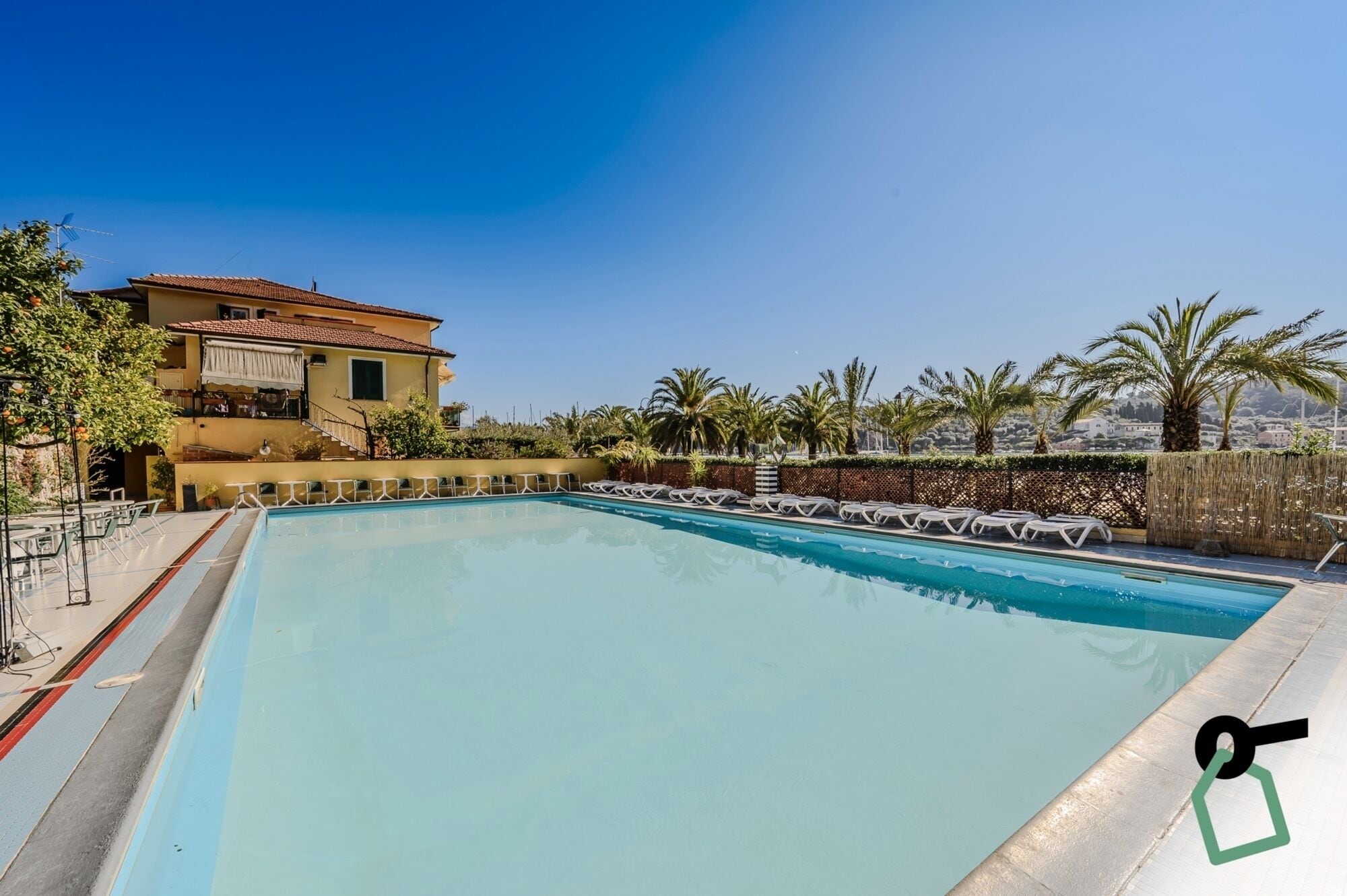 Piscine extérieure (ouverte en saison), parasols de plage