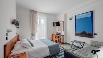 Triple Room | Minibar, in-room safe, desk, free WiFi