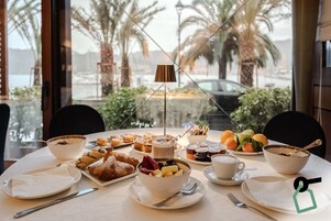 Desayuno bufé gratuito y diario