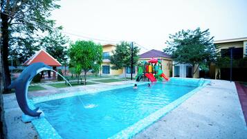 2 piscinas al aire libre