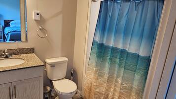 Een haardroger, handdoeken, zeep, toiletpapier