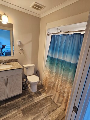 Secador de pelo, toallas, jabón y papel higiénico