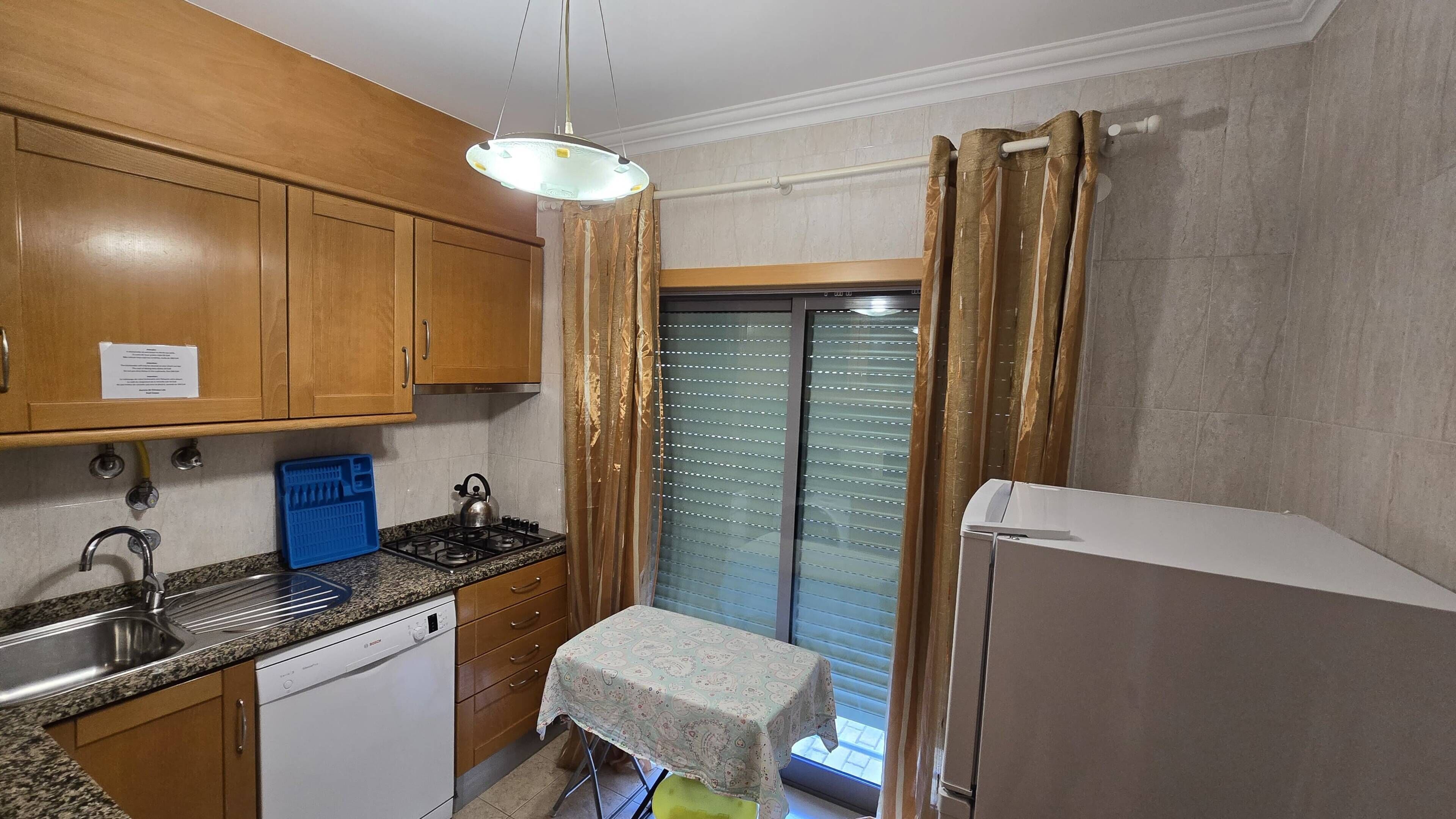 Réfrigérateur, four à micro-ondes, surface de cuisson, lave-vaisselle