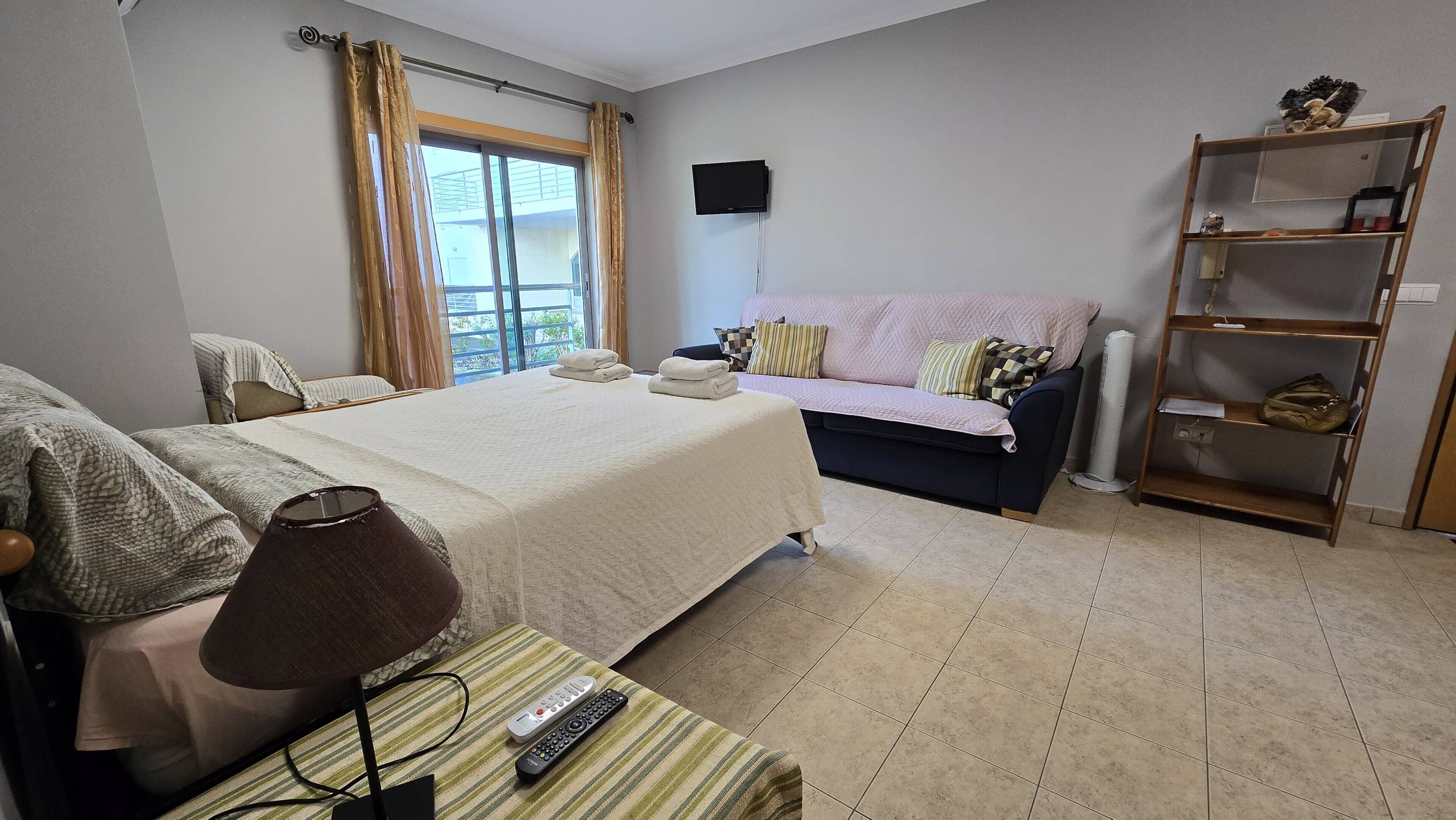 Iron/ironing board, Internet, bed sheets