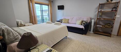 Tabla de planchar con plancha, acceso a internet y ropa de cama