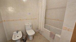 ヘアドライヤー、タオル、トイレットペーパー