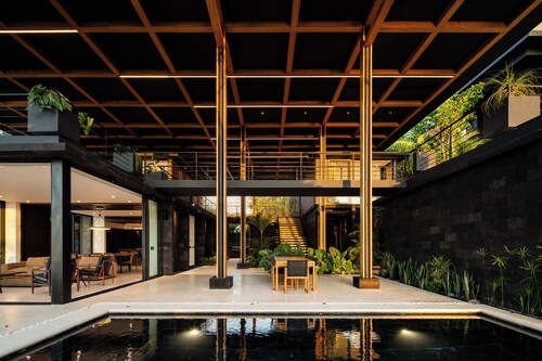 Elu-Architectural Masterpiece Amazing Ocean Views and Walk trail to the Beach