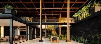 Elu-Architectural Masterpiece Amazing Ocean Views and Walk trail to the Beach