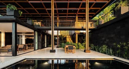 Elu-Architectural Masterpiece Amazing Ocean Views and Walk trail to the Beach