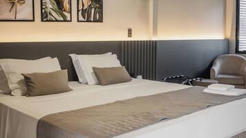 Suite, vue jardin | Coffres-forts dans les chambres, bureau