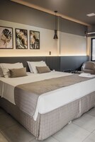 Suíte, vista para o jardim | Cofres nos quartos, escrivaninha, espaço de trabalho para notebook