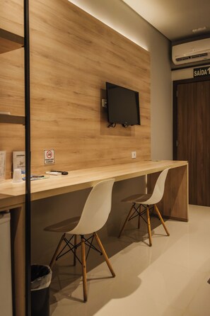Executive Single Room | 1 bedroom, in-room safe, desk, laptop workspace
