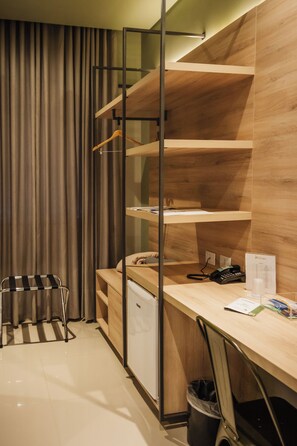 Executive Double Room, Non Smoking | 1 bedroom, in-room safe, desk, laptop workspace