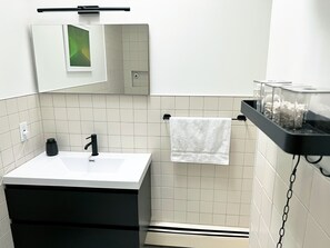Dusj, hårføner, håndklær og såpe