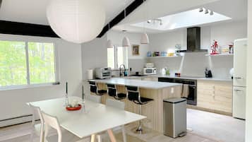 Geladeira, micro-ondas, fogão, cooktop