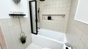 Dusj, hårføner, håndklær og såpe