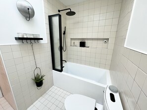 Shower, hair dryer, towels, soap - Serene and modern Woodland Retreat, Hudson Valley & Catskills (Montgomery)