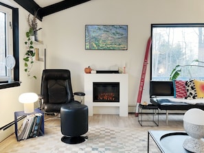 Smart TV, chimenea, libros y estéreo