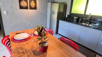 Basic Cabin | Dining
