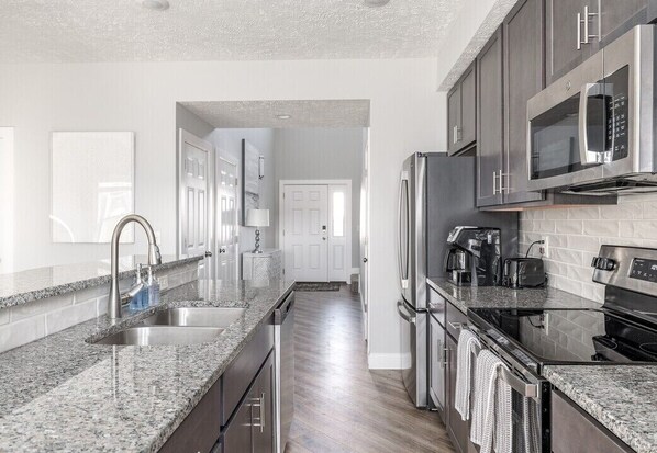 Kjøleskap, mikrobølgeovn, ovn og kokeplater