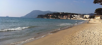 Lovely T2 with terrace 10 minutes' walk from the beaches!